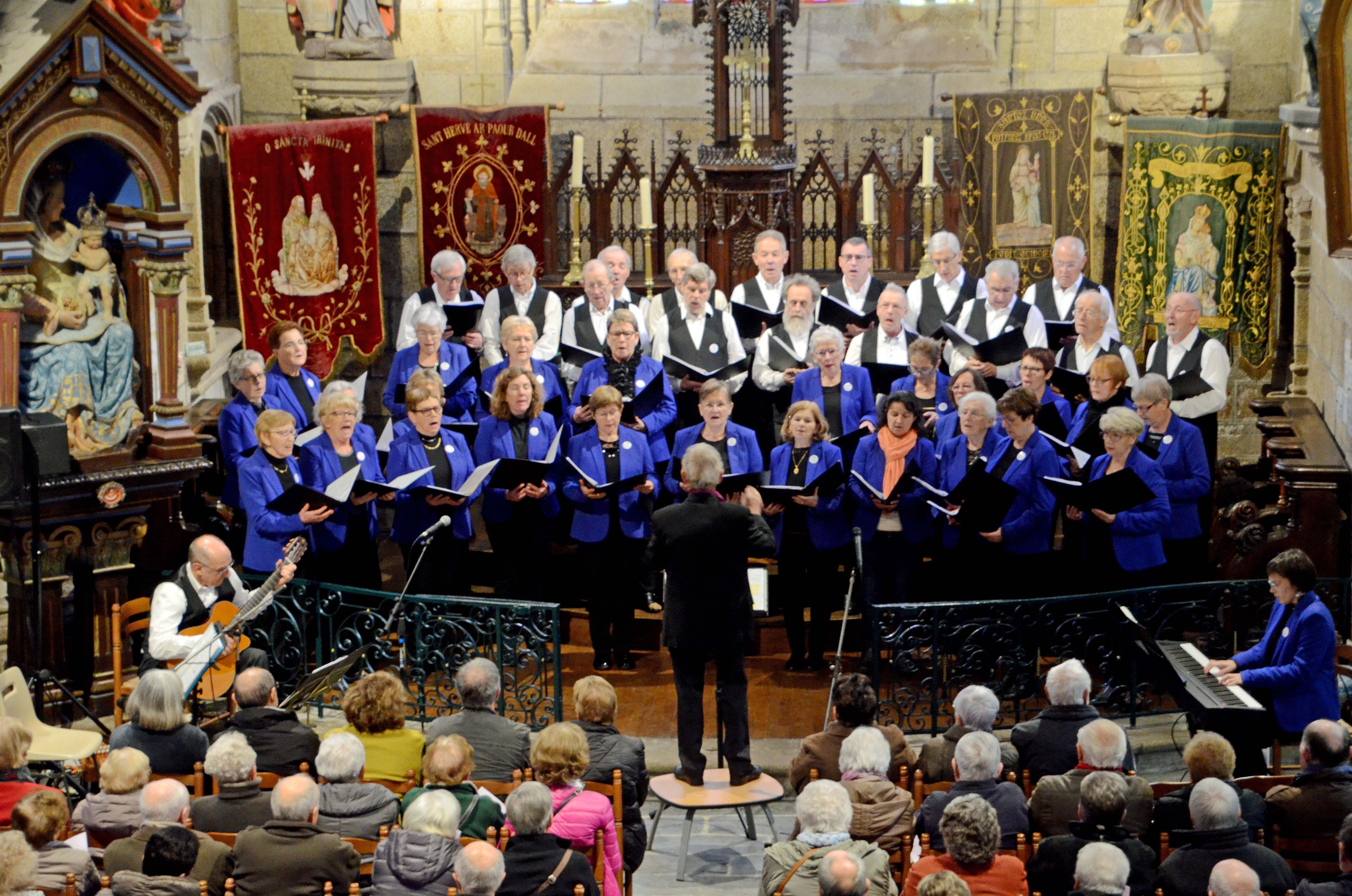 Kan an Névet reçoit la chorale de Ploudaniel